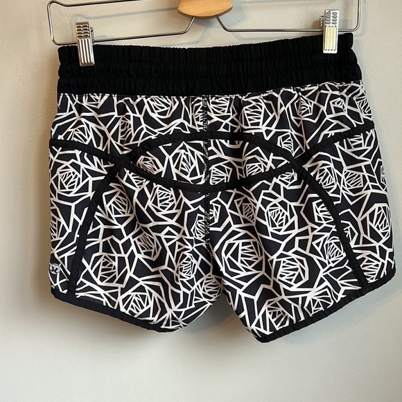 Lululemon Tracker Short Posey Miss Mosaic SZ 4 - Picture 4 of 6
